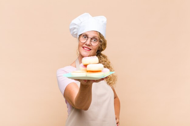 Uśmiechnięty kucharz trzymający talerz